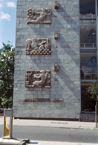 22280 Gezicht op de muurreliëfs van het kantoor van de Steenkolen Handels Vereniging (Rijnkade 1) te Utrecht.